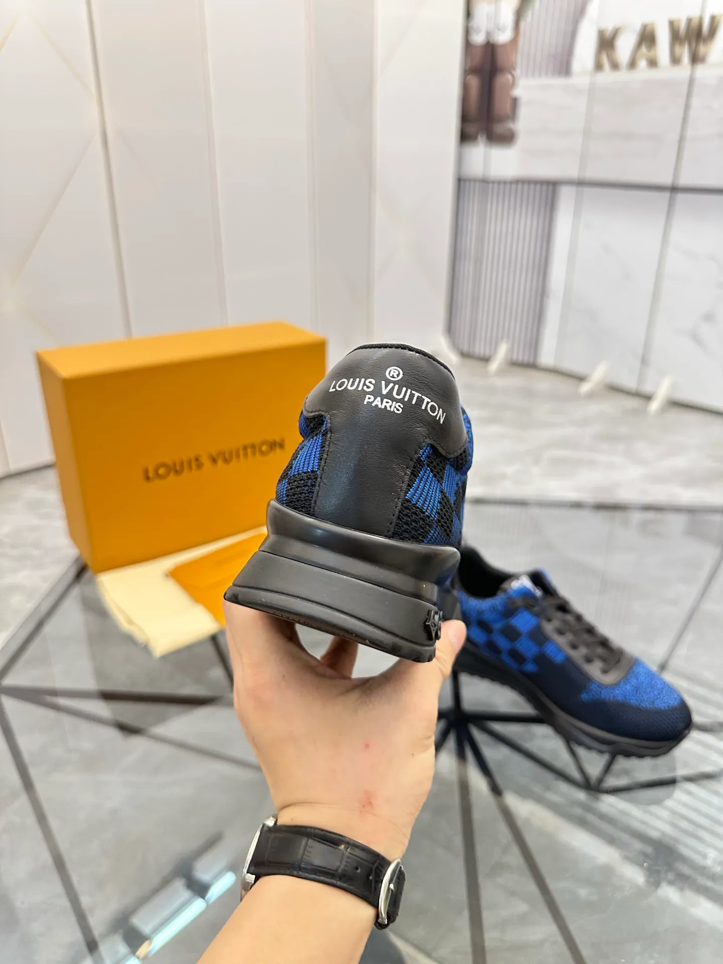 Men's shoes for sale💰: 💰P560¥ High-end quality Product trademark: LV* "Louis Vuitton*" low-top sneakers Regular size: 38-44 (can be customized to 45.46.) Product materials: imported breathable fly knit upper, breathable lining, original raw rubber translucent combination outsole. Number: 2068